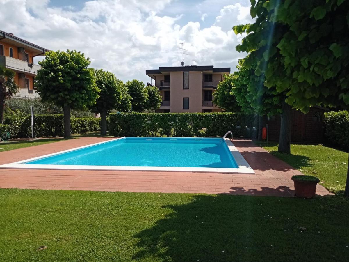 Casa Lugana 9 - Monolocale Con Piscina Fronte Lago Sirmione Bagian luar foto