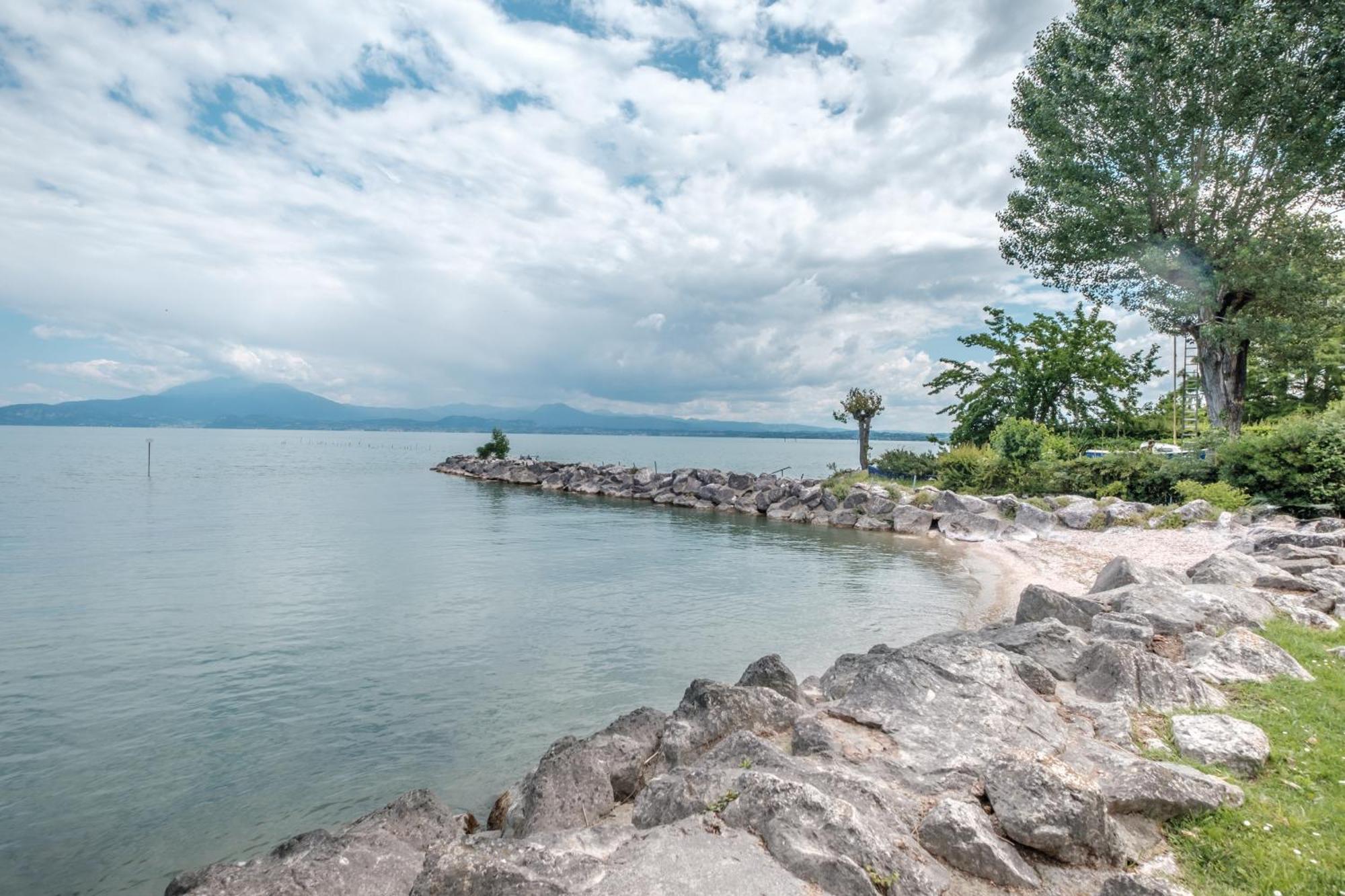 Casa Lugana 9 - Monolocale Con Piscina Fronte Lago Sirmione Bagian luar foto